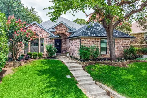 1005 Carousel Dr, Bedford, TX 76021