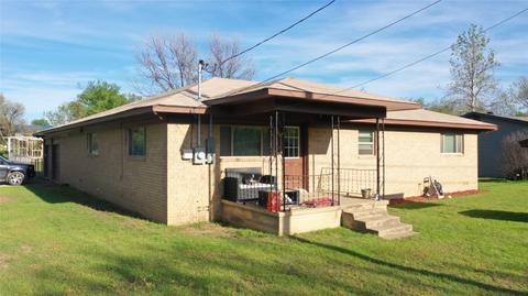 530 N 3rd St, Jacksboro, TX 76458
