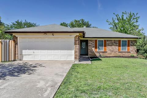 5805 Storm Dr, Watauga, TX 76148
