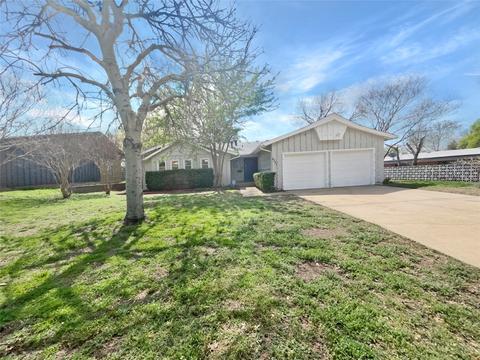 8321 Tucson Trl, Fort Worth, TX 76116