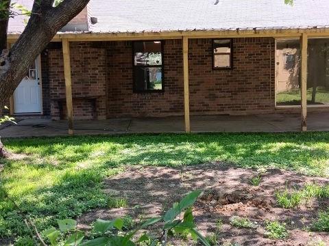  913 S Center S St, Grand Prairie, TX 75051 photo 2