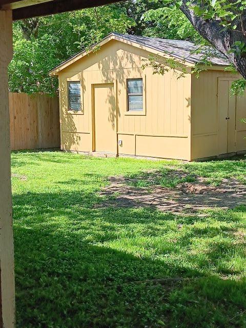  913 S Center S St, Grand Prairie, TX 75051 photo 11