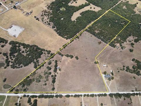 1652 Redbird Ln, Bowie, TX 76230