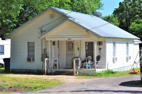 305 Lewis St, Grand Saline, TX 75140