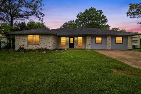304 Hilltop Dr, Oak Point, TX 75068