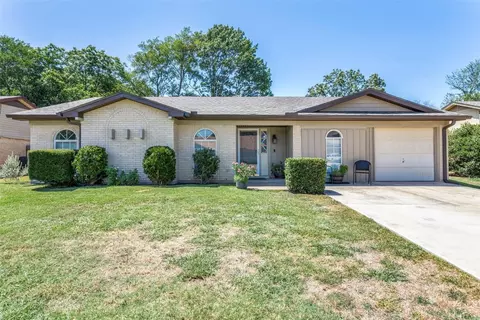 1513 Timberline Dr, Benbrook, TX 76126