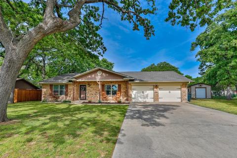 812 Kiowa Dr W, Lake Kiowa, TX 76240