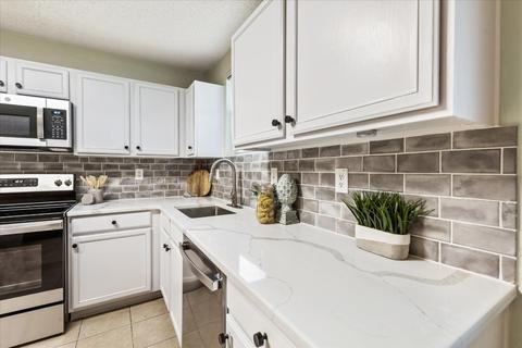 329 Daisy Ln, Burleson, TX 76028