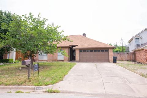 4304 Mayan Ct, Lake Worth, TX 76135