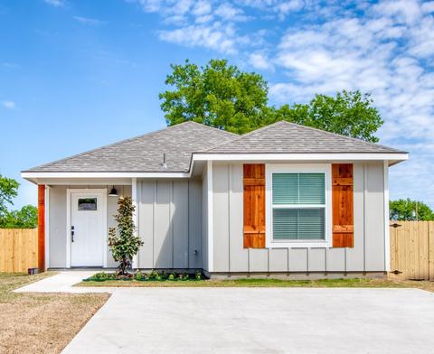 1402 Maple St, Bonham, TX 75418