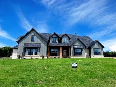 936 Silverleaf Dr, Weatherford, TX 76085