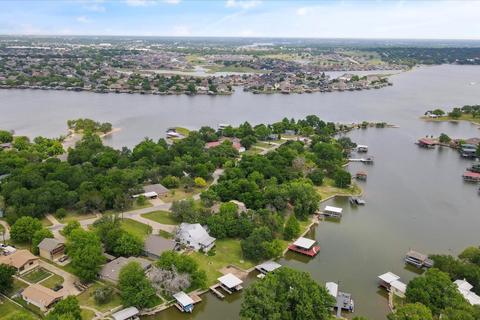 1221 Comanche Cove Dr, Granbury, TX 76048