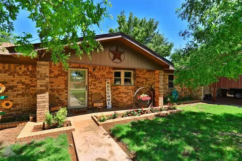 1010 N Cedar Ave, Munday, TX 76371