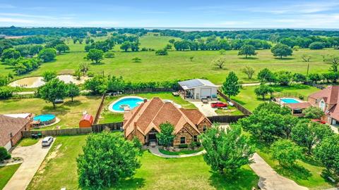 1050 Parkway Ln, Pilot Point, TX 76258