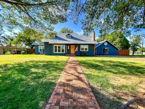 1370 W Main St, Munday, TX 76371