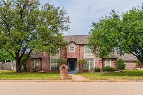1003 Colonial Ct, Kennedale, TX 76060