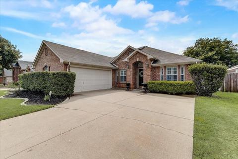 1129 Springhill Dr, Saginaw, TX 76179