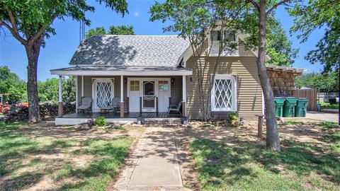 1008 W Thompson St, Jacksboro, TX 76458