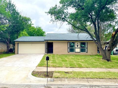 420 Stonehenge Dr, Arlington, TX 76014