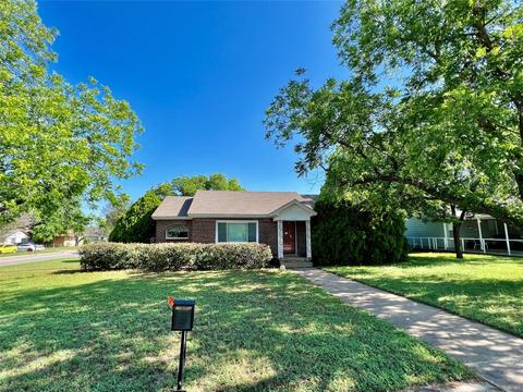 1301 First St, Graham, TX 76450