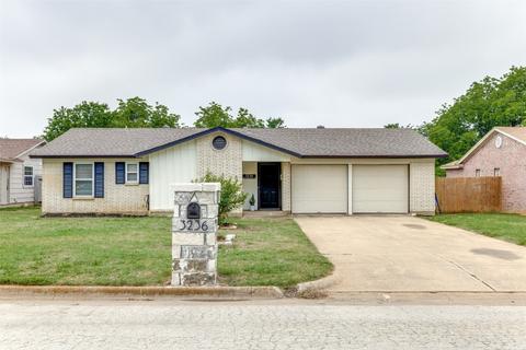 3236 Shamrock Ln, Forest Hill, TX 76119