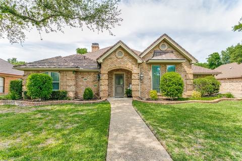 412 Evergreen Dr, Hurst, TX 76054