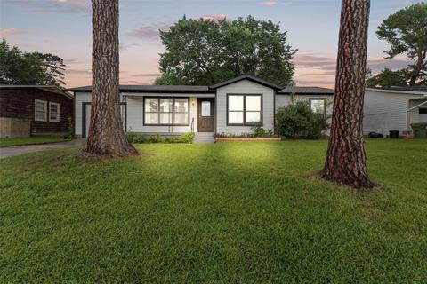 216 W Pecan St, Hurst, TX 76053