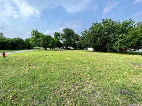 207 S Grand Ave, Wolfe City, TX 75496