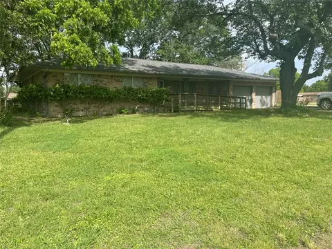 305 N Main St, Ector, TX 75439