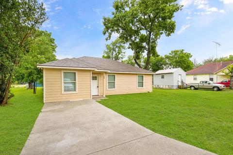 404 E Travis St, Mexia, TX 76667 photo 2