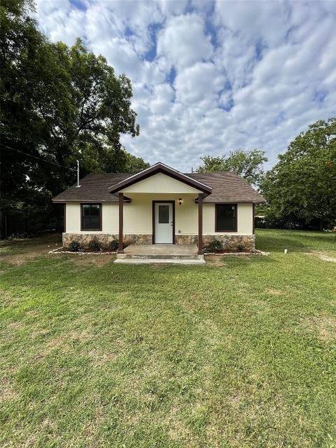 1029 W College St, Jacksboro, TX 76458