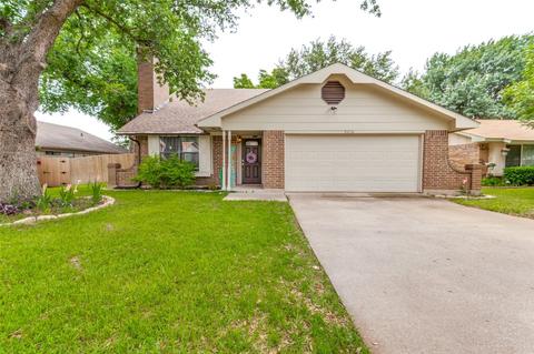 2216 Homecraft Ln, Bedford, TX 76021