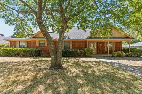 303 Westmeadow Dr, Cleburne, TX 76033