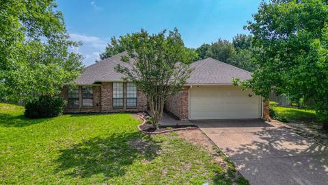 10194 Meadowcrest Dr, Benbrook, TX 76126