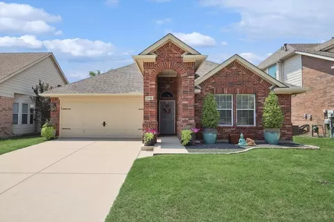 5725 Meadowglen Dr, Argyle, TX 76226