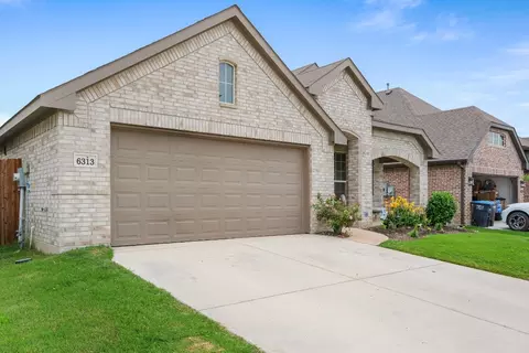 6313 Red Cliff Dr, Fort Worth, TX 76179