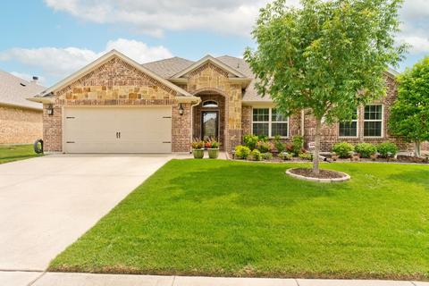 689 Fossil Wood Dr, Saginaw, TX 76179