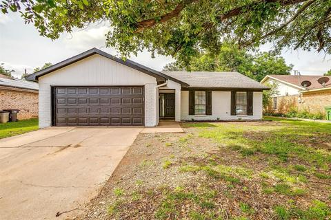 2817 Amber S Dr, Fort Worth, TX 76133