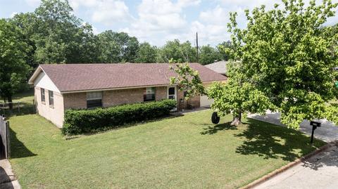 110 Southpark Ct, Sanger, TX 76266