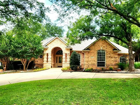 747 Carlisle Dr, Lake Dallas, TX 75065