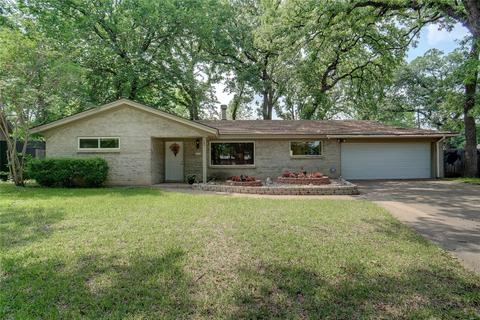 104 Post Oak Cir, Hurst, TX 76053