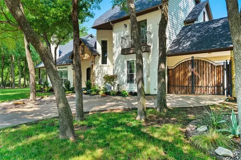 5801 Forest River Dr, Fort Worth, TX 76112