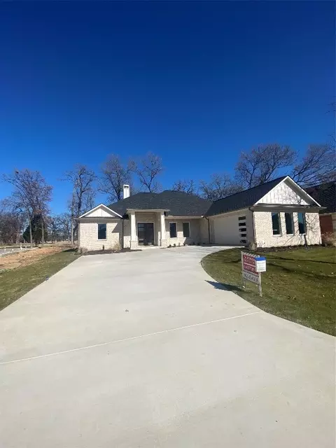 251 Saint Andrews Dr, Mabank, TX 75156