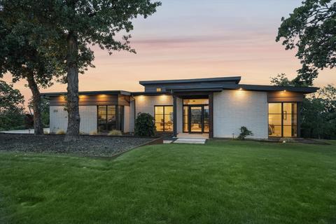 2111 Pinnell Ct, Corinth, TX 76210