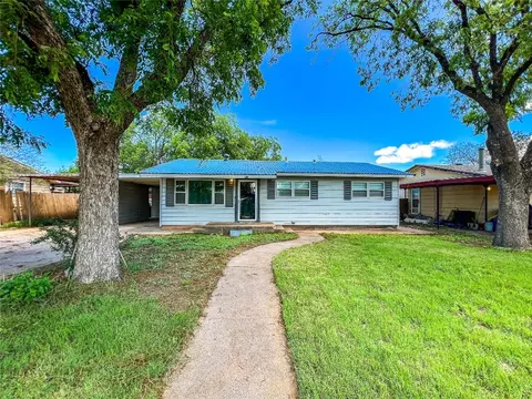 1261 W Eden St, Munday, TX 76371