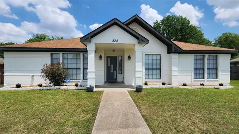 828 Fall Wheat Dr, Desoto, TX 75115