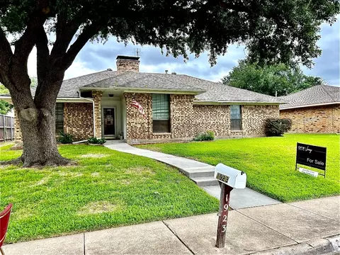 1923 Middle Glen Dr, Carrollton, TX 75007