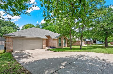 413 Meadowcrest Dr, Azle, TX 76020