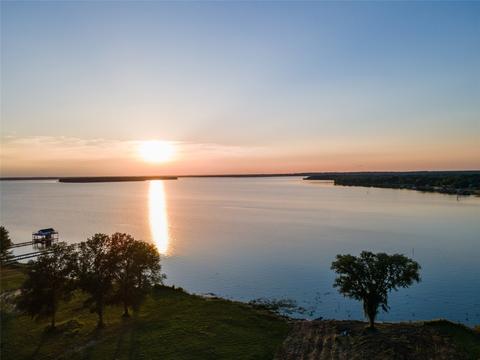 526 Shoreline Dr, Mabank, TX 75143