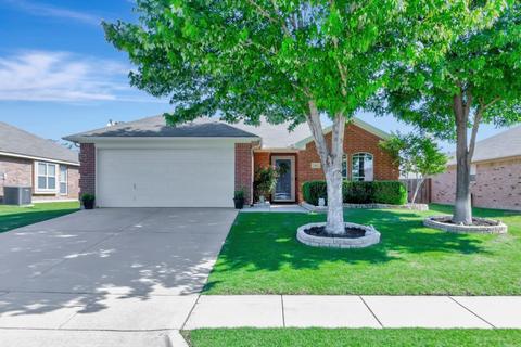 616 Steerman Ct, Saginaw, TX 76179
